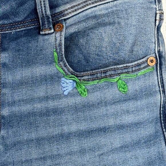 American Eagle SZ 12 SHORT Kick Boot Jeans Floral Embroidery Stretch Mid-Rise - Picture 9 of 13